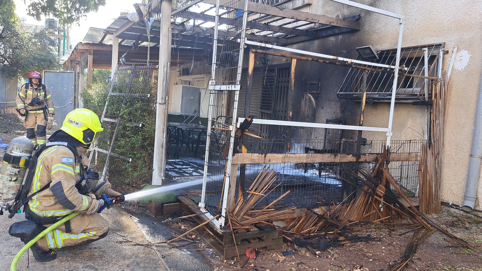 שריפה של מיכל גז בקרב מבנה מגורים (צילום: כבאות והצלה)