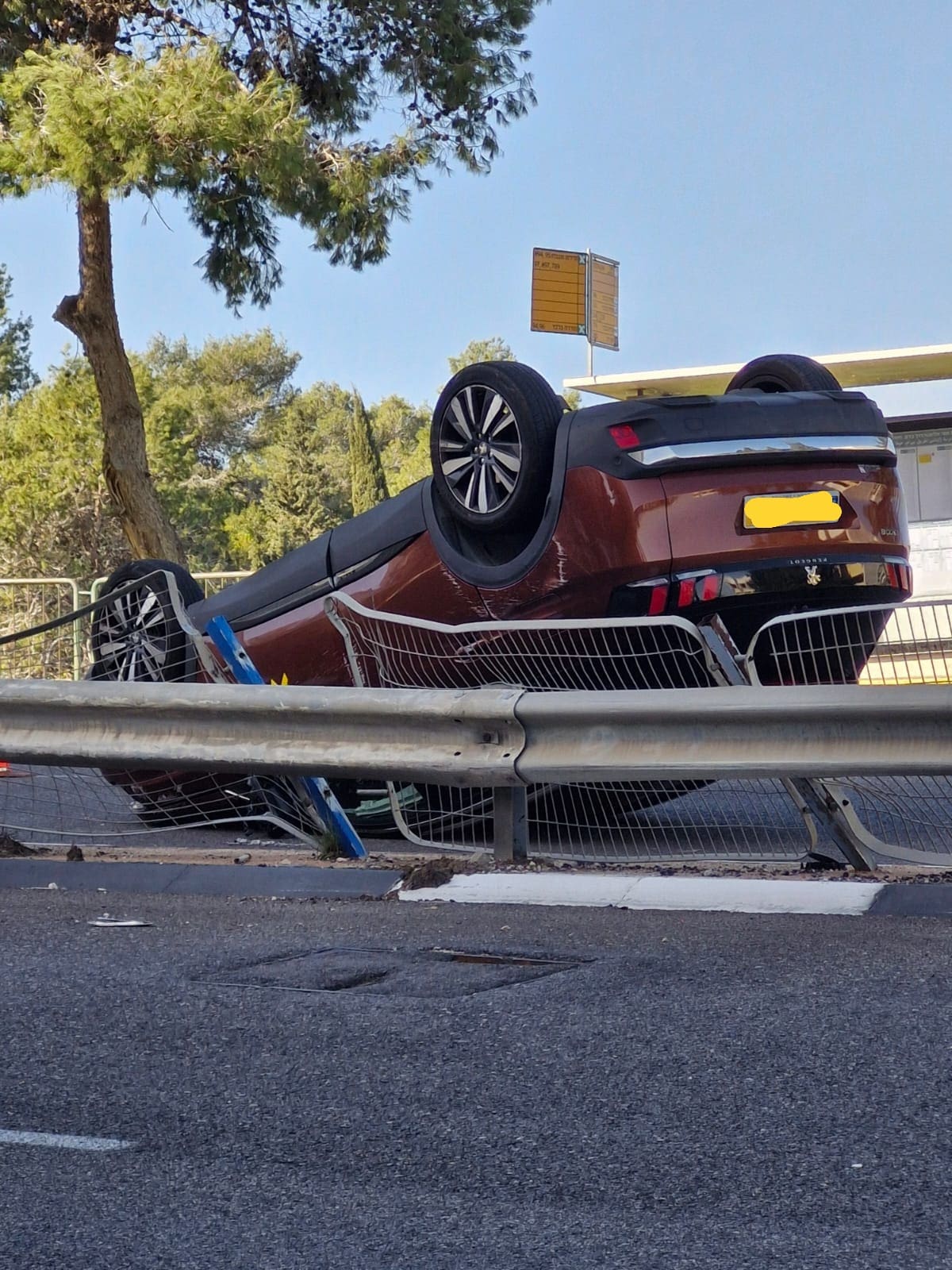 רכב התהפך בעלייה ברחוב בירם (צילום: מרים ברל)