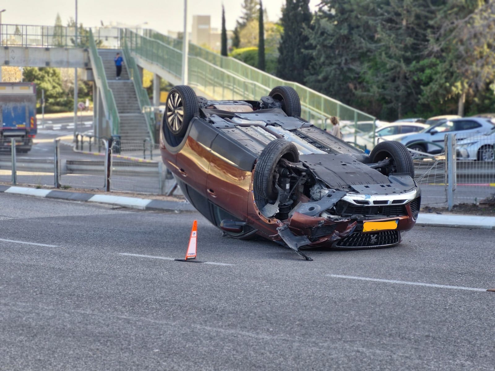 רכב התהפך בעלייה ברחוב בירם (צילום: מרים ברל)