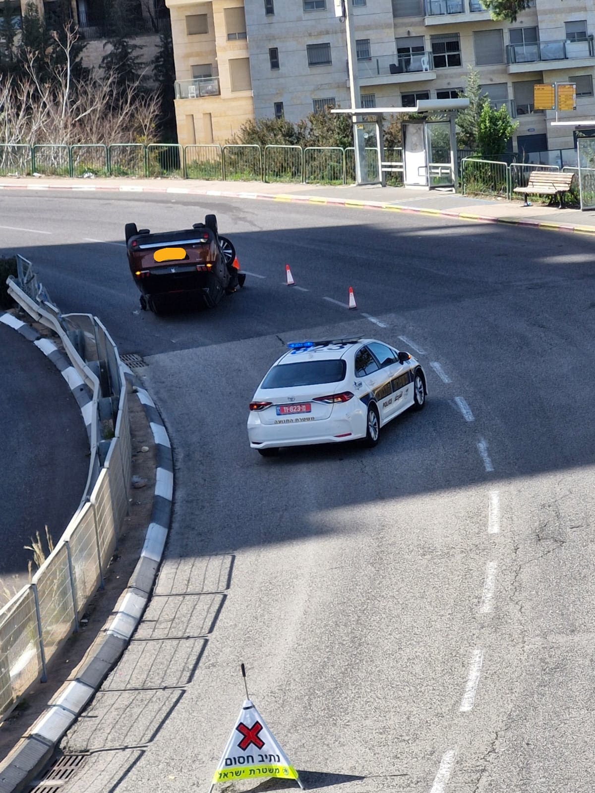 רכב התהפך בעלייה ברחוב בירם (צילום: מרים ברל)
