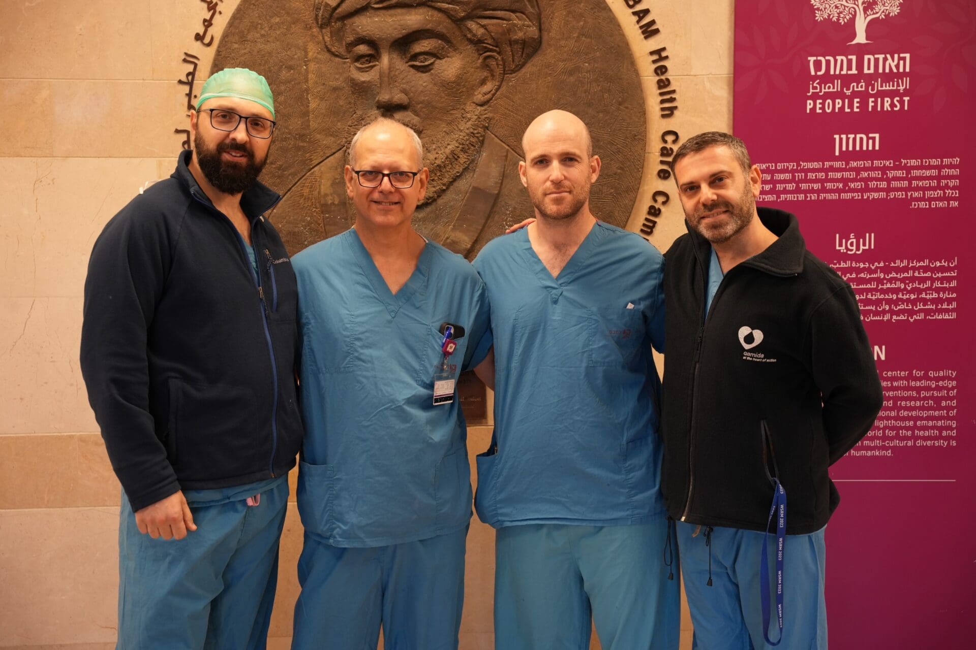 (מימין לשמאל): פרופ' אסף זלצר, מנהל המחלקה לכירורגיה פלסטית ברמב"ם, ד"ר בנג'מין צרפתי האורח הישראלי-צרפתי, ד"ר אביעד הופמן, מנהל המכון לבריאות השד ברמב"ם, וד"ר פארס סלאמה, רופא בכיר במערך לכירורגיה כללית ברמב"ם (צילום:הקריה הרפואית רמב"ם)