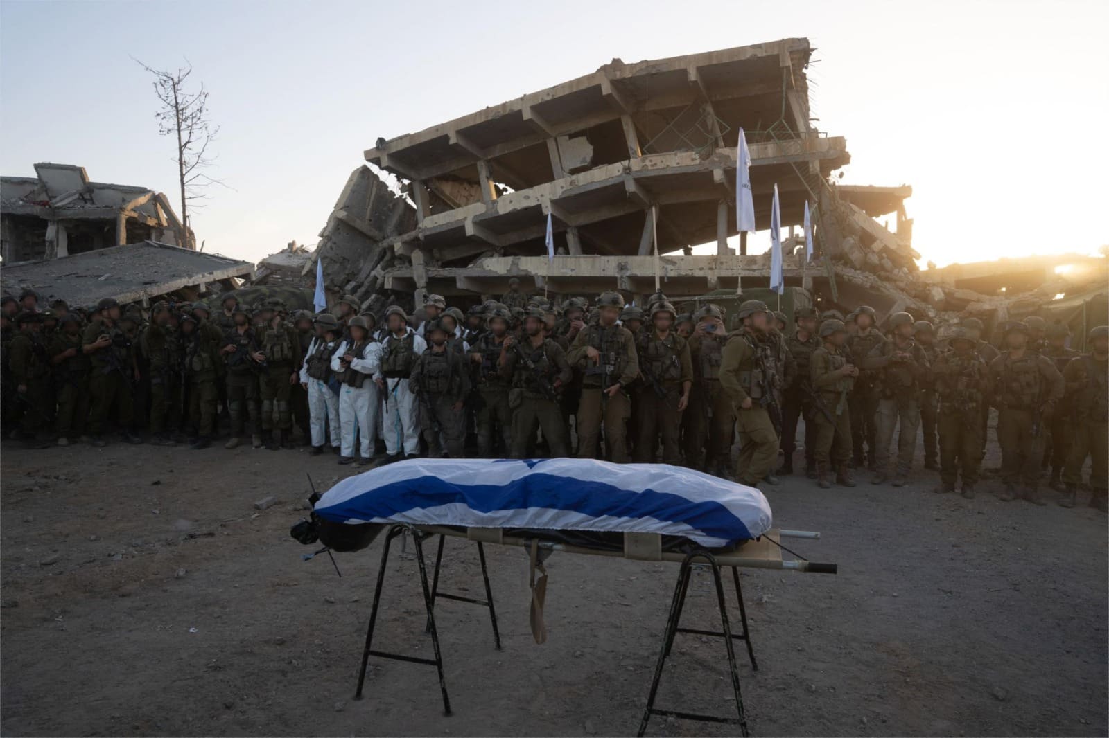 הרמטכ״ל אייל זמיר עם לוחמי צה״ל במקום מציאת גופתו של רן גאוילי ז"ל - החטוף האחרון בעזה - 26/1/26 (צילום: דובר צה״ל)