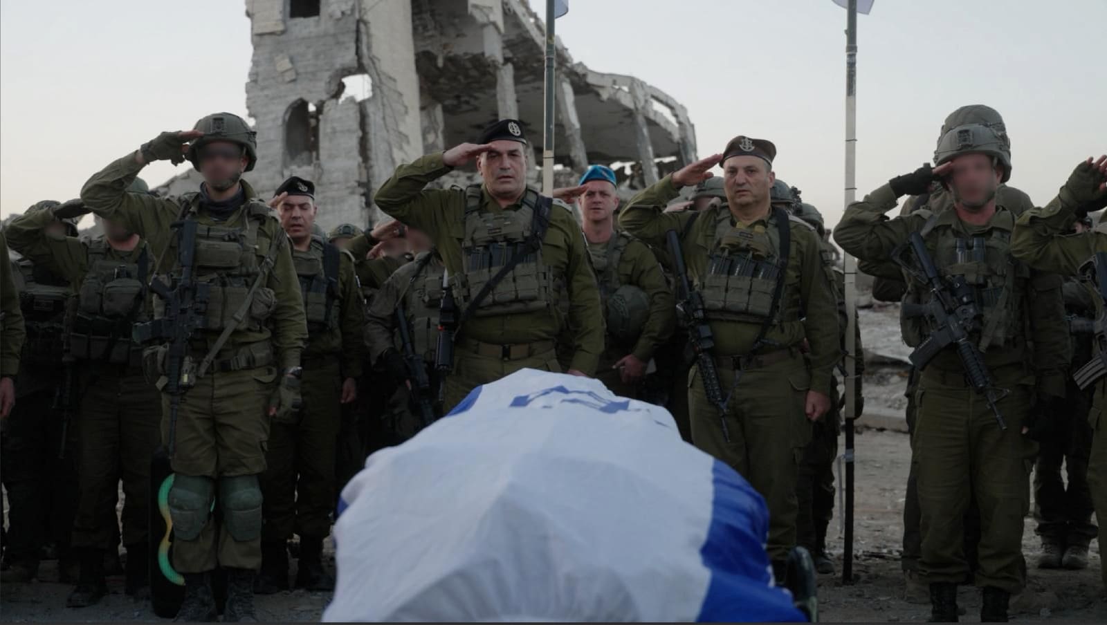 הרמטכ״ל אייל זמיר עם לוחמי צה״ל במקום מציאת גופתו של רן גאוילי ז"ל - החטוף האחרון בעזה - 26/1/26 (צילום: דובר צה״ל)