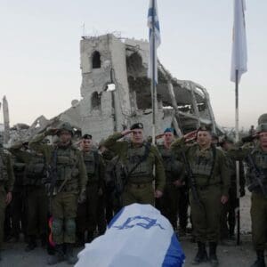 הרמטכ״ל אייל זמיר עם לוחמי צה״ל במקום מציאת גופתו של רן גאוילי ז"ל – החטוף האחרון בעזה – 26/1/26 (צילום: דובר צה״ל)