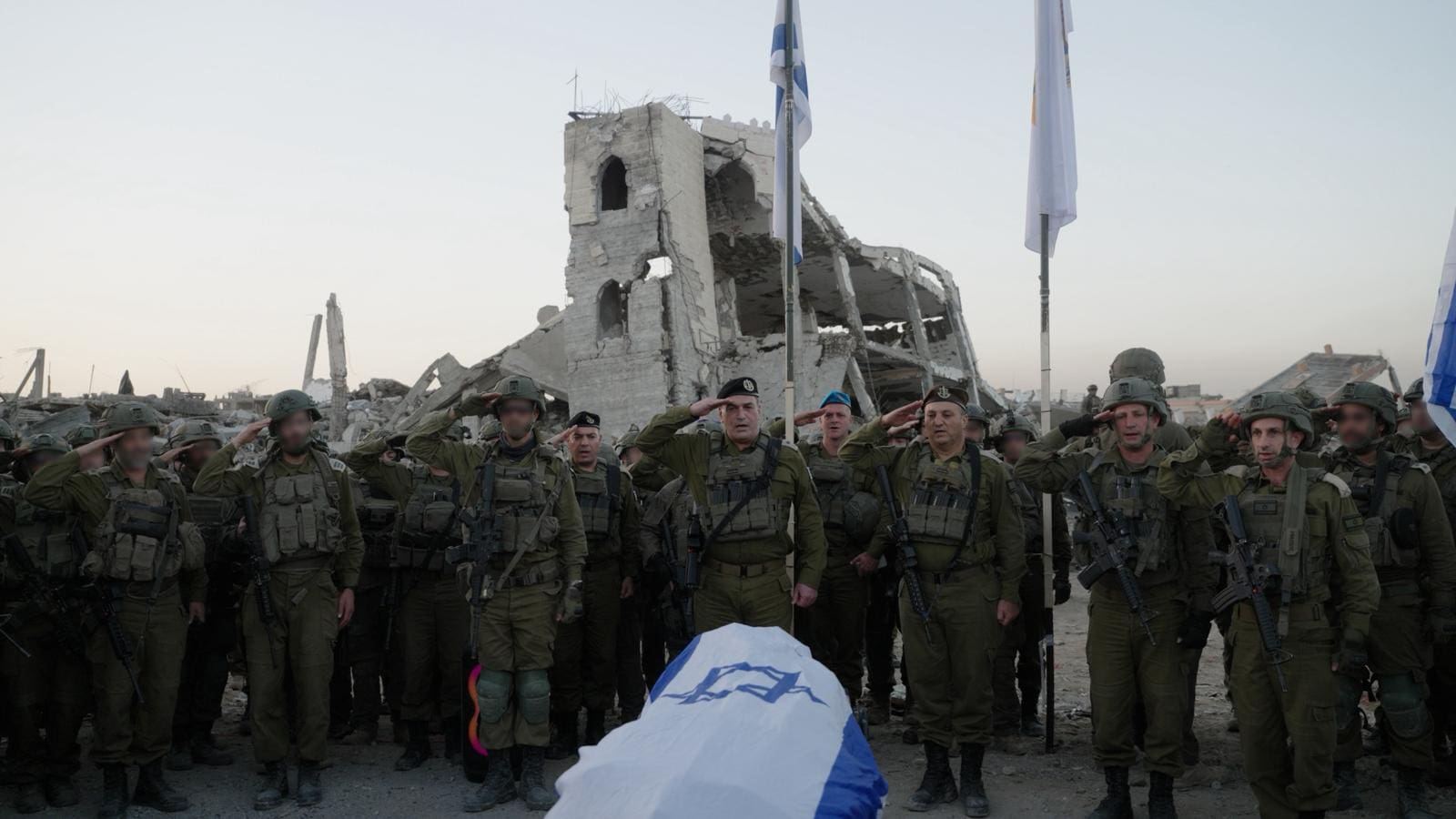 הרמטכ״ל אייל זמיר עם לוחמי צה״ל במקום מציאת גופתו של רן גאוילי ז"ל - החטוף האחרון בעזה - 26/1/26 (צילום: דובר צה״ל)
