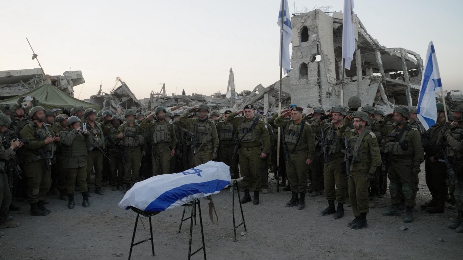 הרמטכ״ל אייל זמיר עם לוחמי צה״ל במקום מציאת גופתו של רן גאוילי ז"ל - החטוף האחרון בעזה - 26/1/26 (צילום: דובר צה״ל)