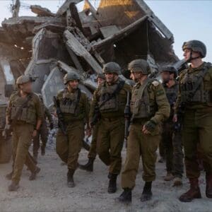 הרמטכ״ל אייל זמיר עם לוחמי צה״ל במקום מציאת גופתו של רן גאוילי ז"ל – החטוף האחרון בעזה – 26/1/26 (צילום: דובר צה״ל)