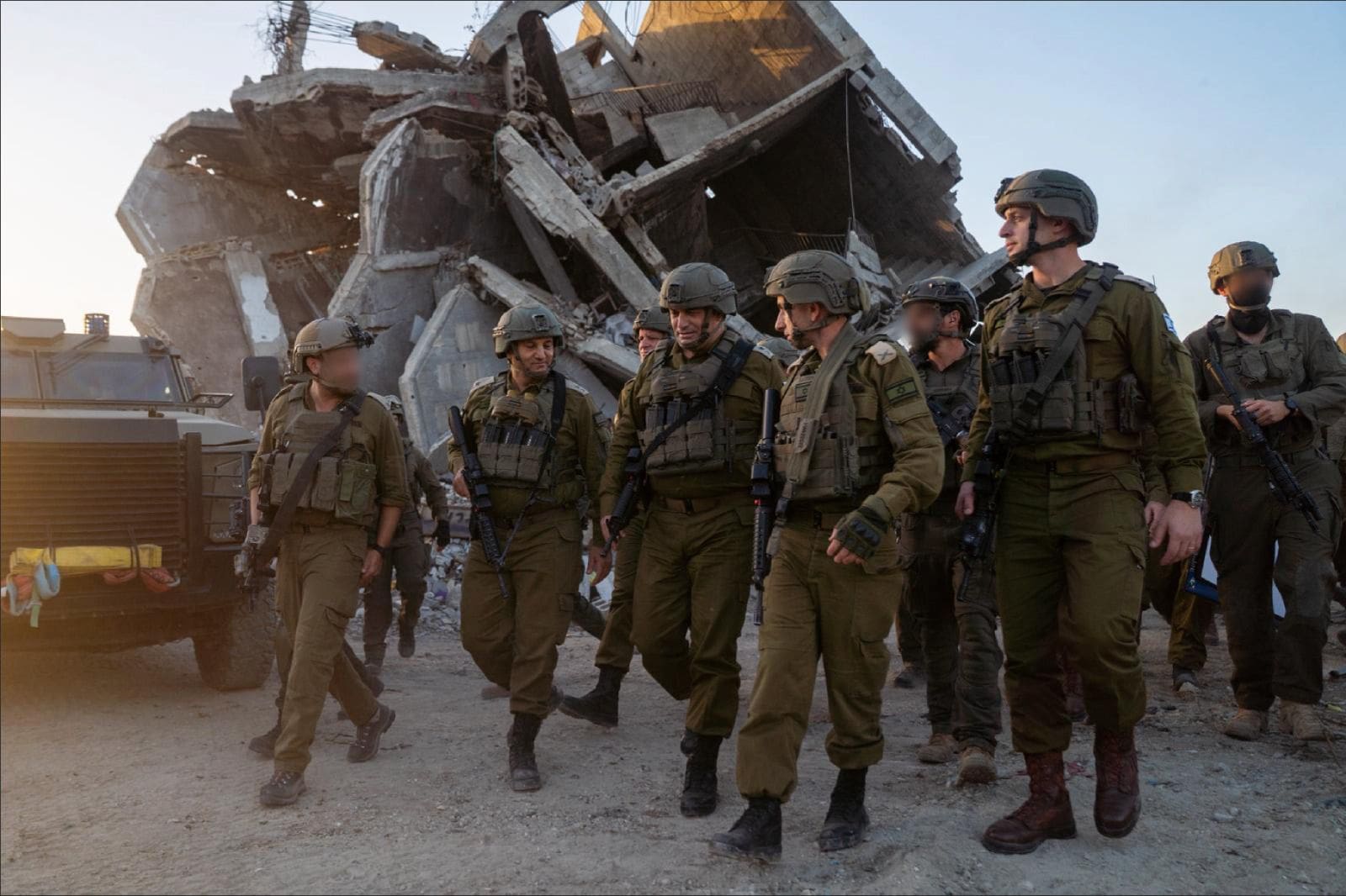 הרמטכ״ל אייל זמיר עם לוחמי צה״ל במקום מציאת גופתו של רן גאוילי ז"ל - החטוף האחרון בעזה - 26/1/26 (צילום: דובר צה״ל)