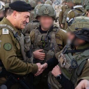 הרמטכ״ל אייל זמיר עם לוחמי צה״ל במקום מציאת גופתו של רן גאוילי ז"ל – החטוף האחרון בעזה – 26/1/26 (צילום: דובר צה״ל)