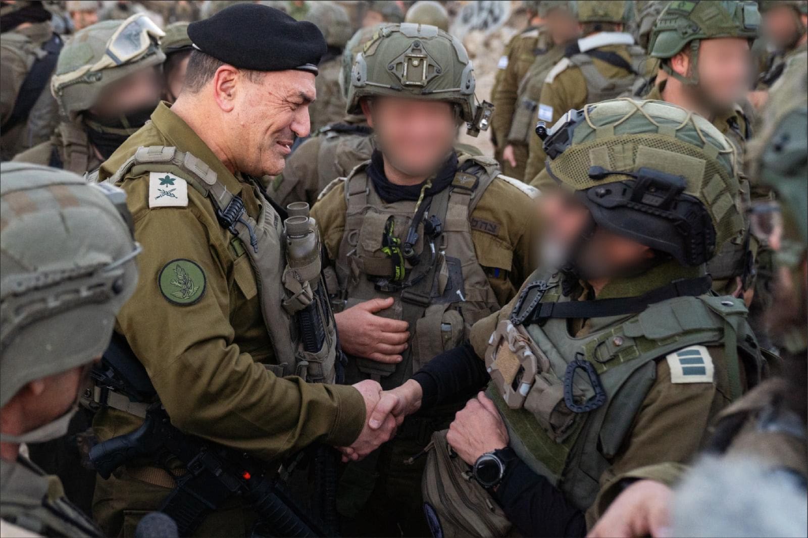 הרמטכ״ל אייל זמיר עם לוחמי צה״ל במקום מציאת גופתו של רן גאוילי ז"ל - החטוף האחרון בעזה - 26/1/26 (צילום: דובר צה״ל)
