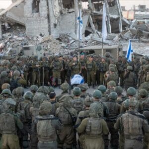 הרמטכ״ל אייל זמיר עם לוחמי צה״ל במקום מציאת גופתו של רן גאוילי ז"ל – החטוף האחרון בעזה – 26/1/26 (צילום: דובר צה״ל)