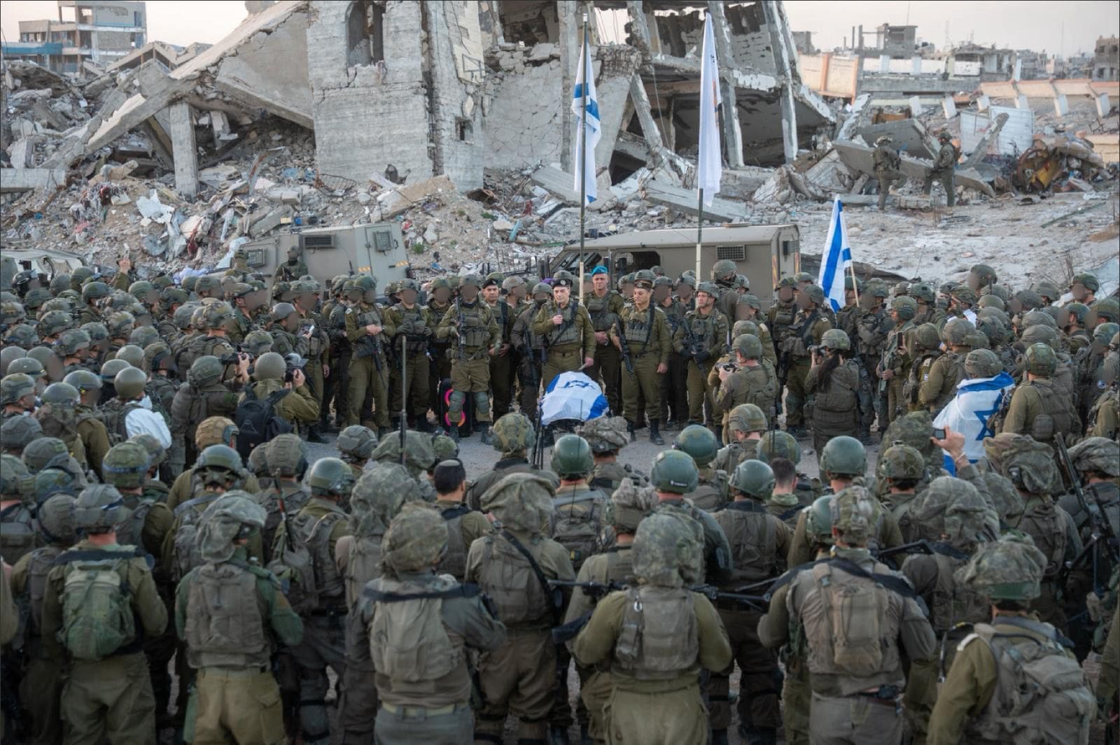הרמטכ״ל אייל זמיר עם לוחמי צה״ל במקום מציאת גופתו של רן גאוילי ז"ל - החטוף האחרון בעזה - 26/1/26 (צילום: דובר צה״ל)