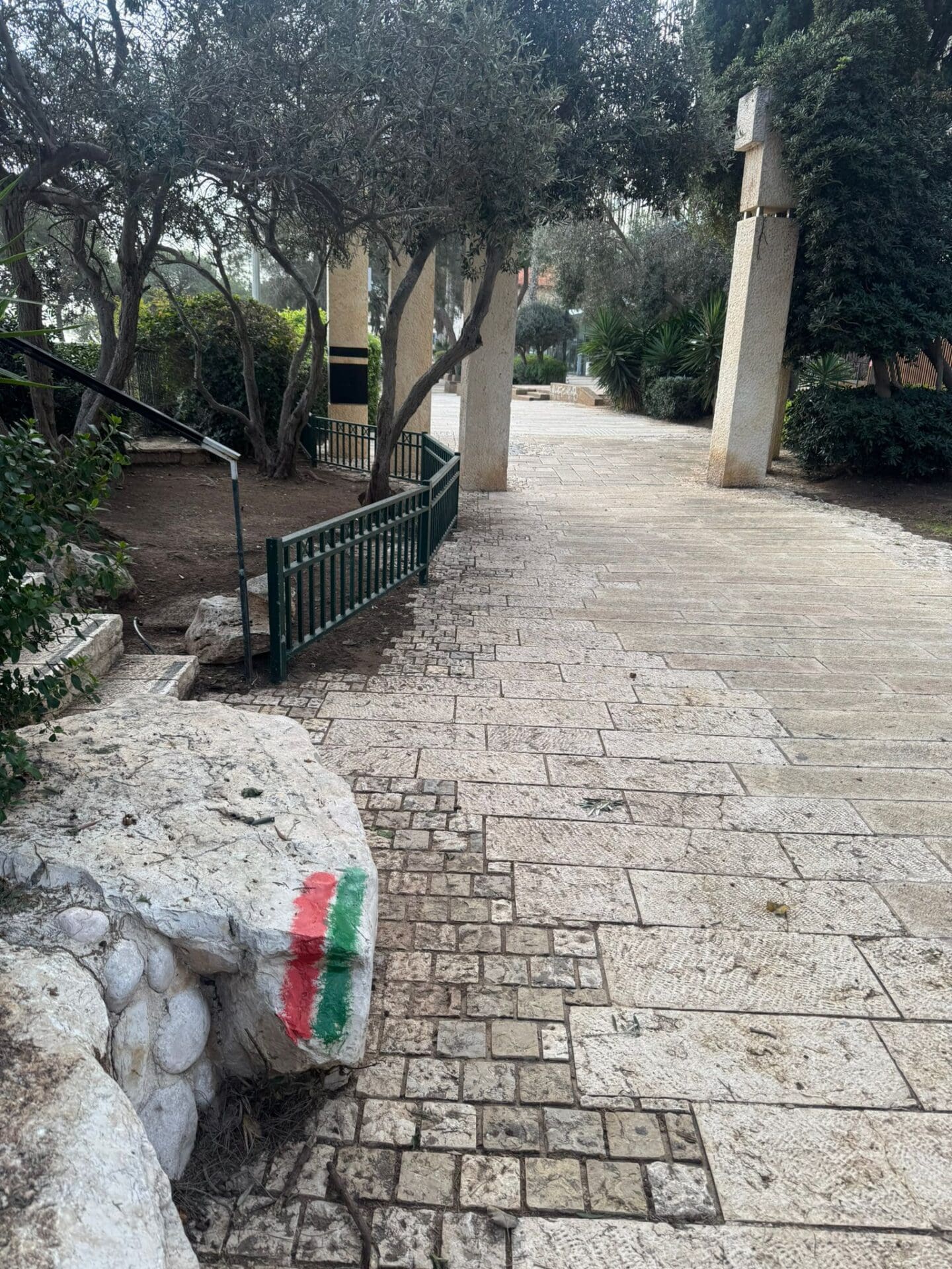 סימון אדום ירוק לאורך טיילת לואי (צילום: גל הכהן)