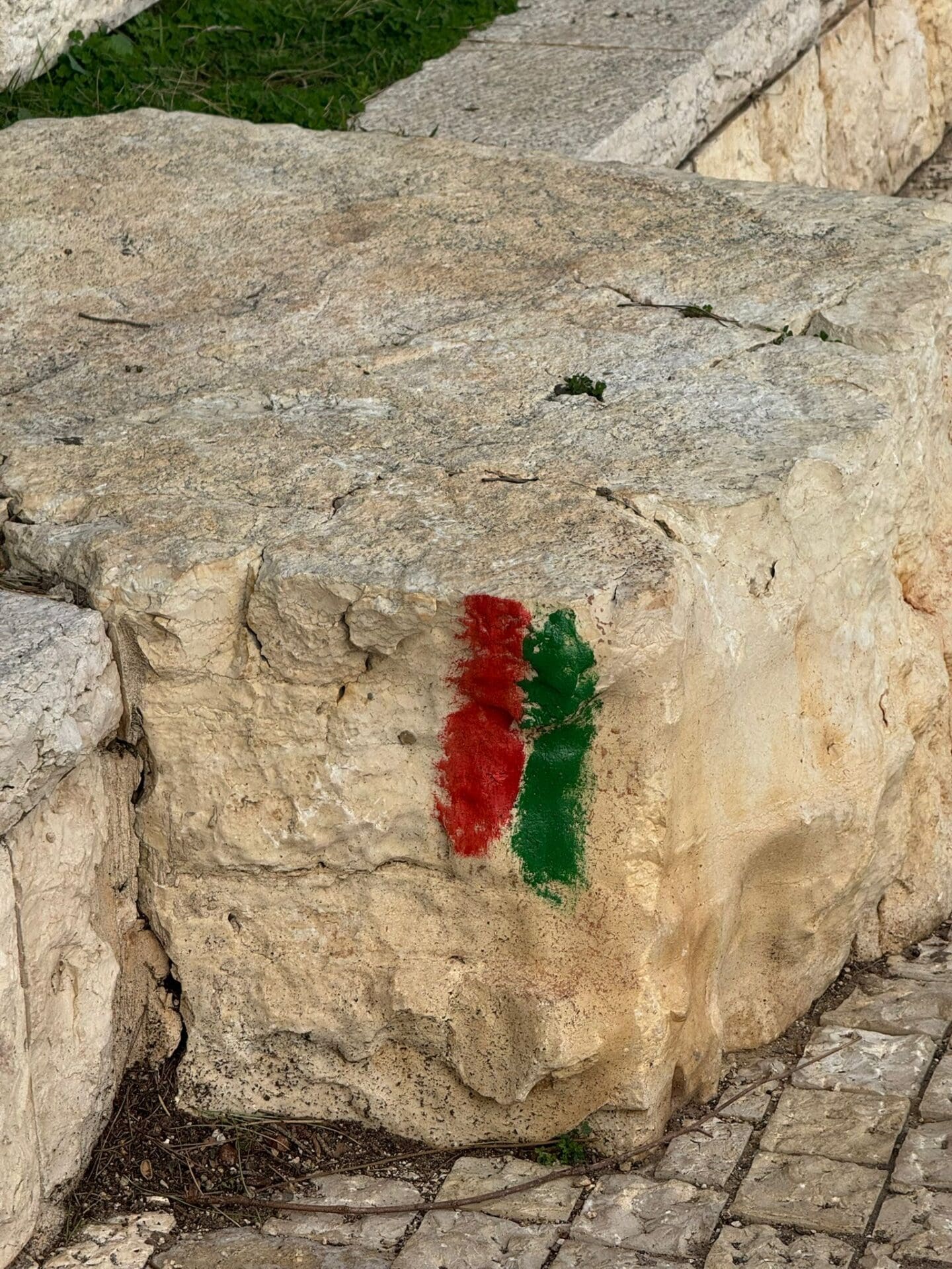 סימון אדום ירוק לאורך טיילת לואי (צילום: גל הכהן)