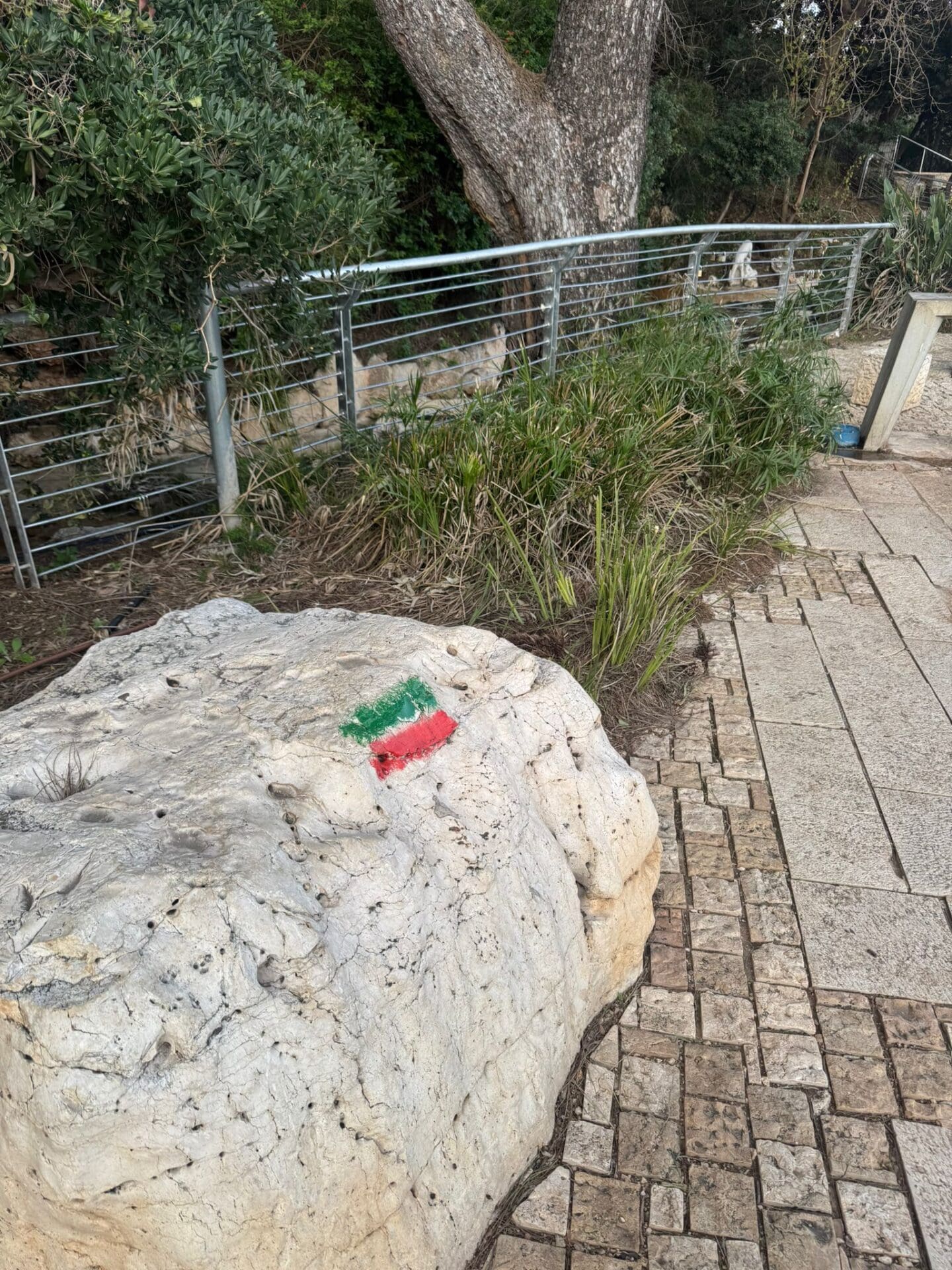 סימון אדום ירוק לאורך טיילת לואי (צילום: גל הכהן)