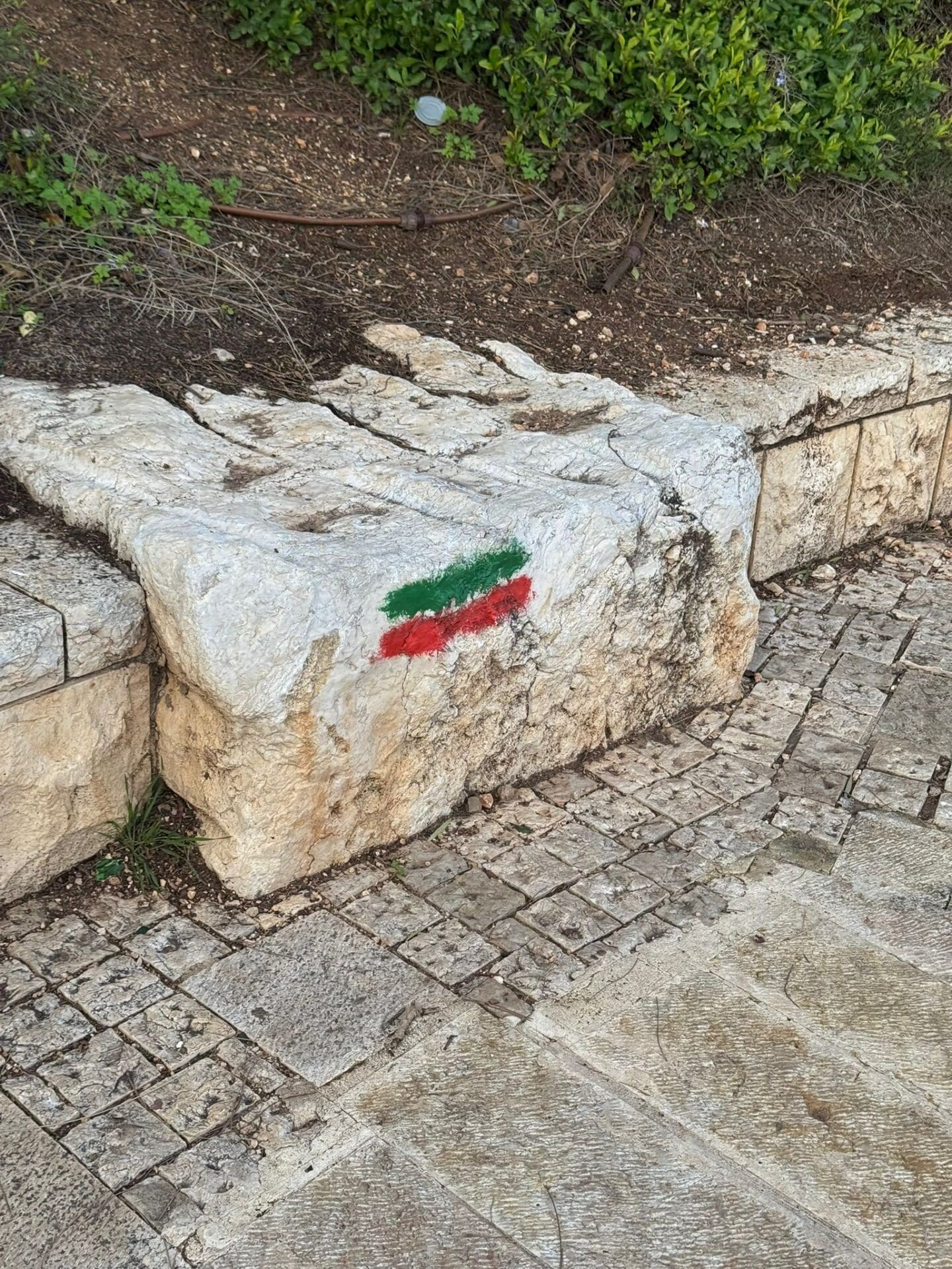 סימון אדום ירוק לאורך טיילת לואי (צילום: גל הכהן)