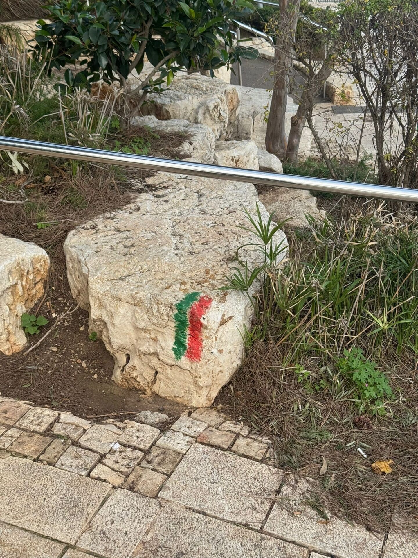 סימון אדום ירוק לאורך טיילת לואי (צילום: גל הכהן)