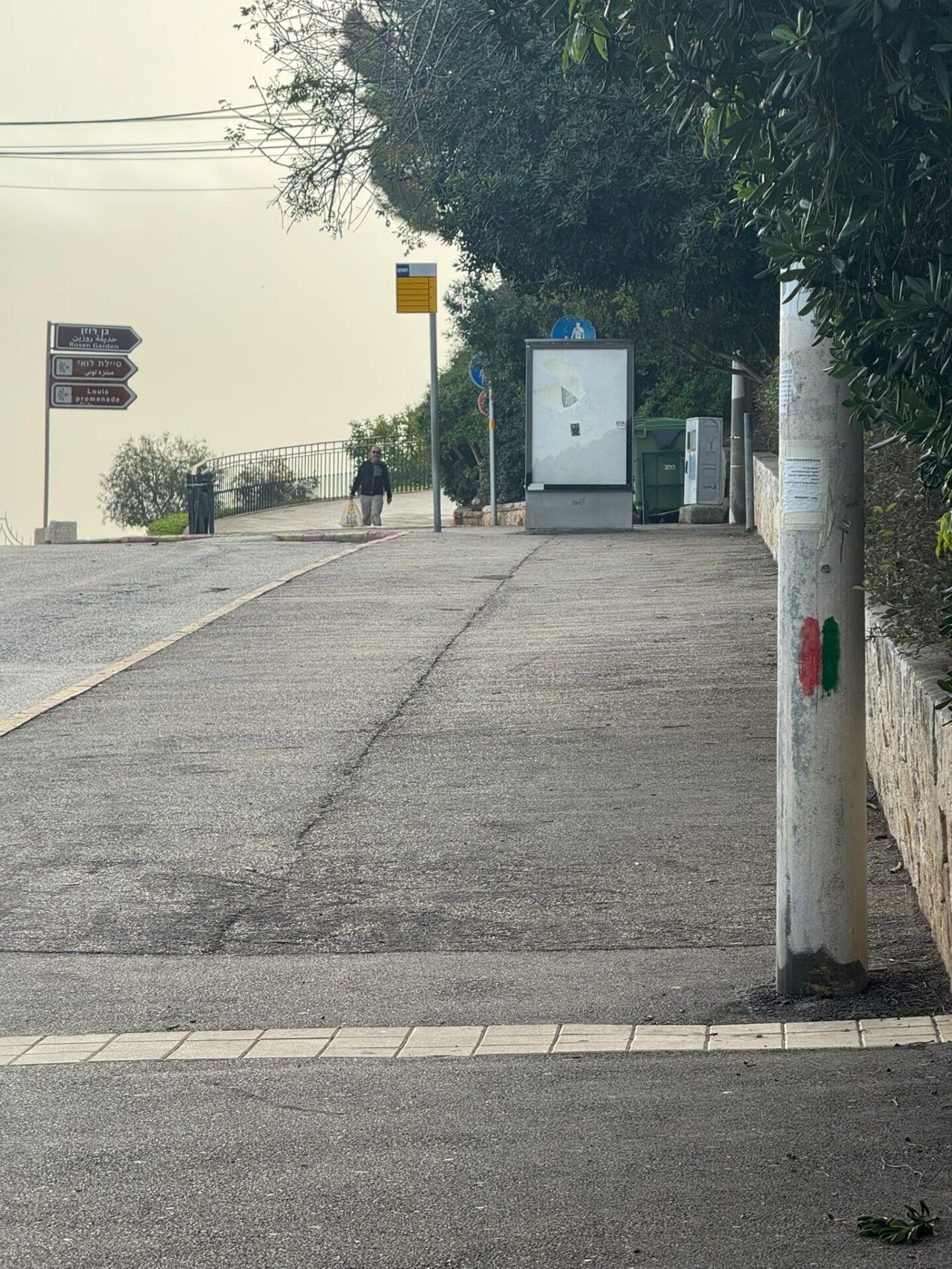 סימון אדום ירוק לאורך טיילת לואי (צילום: גל הכהן)
