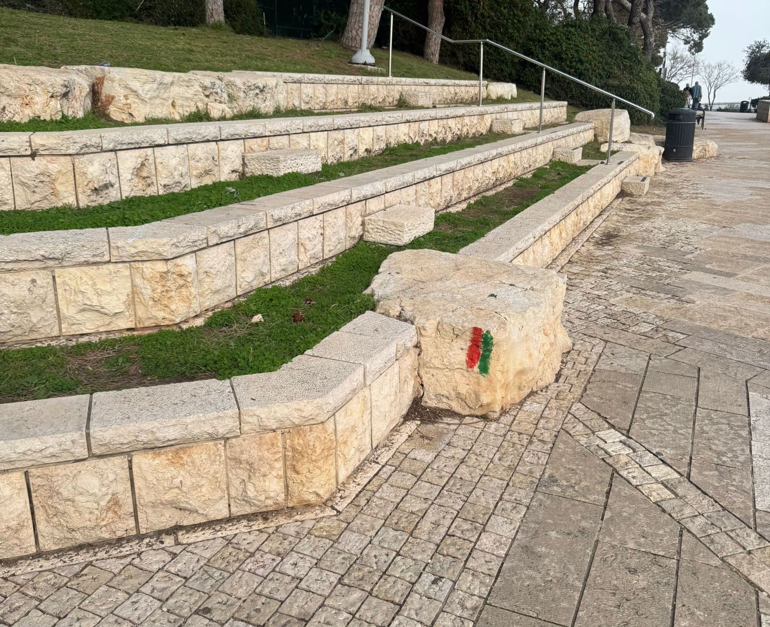 סימון אדום ירוק לאורך טיילת לואי (צילום: גל הכהן)