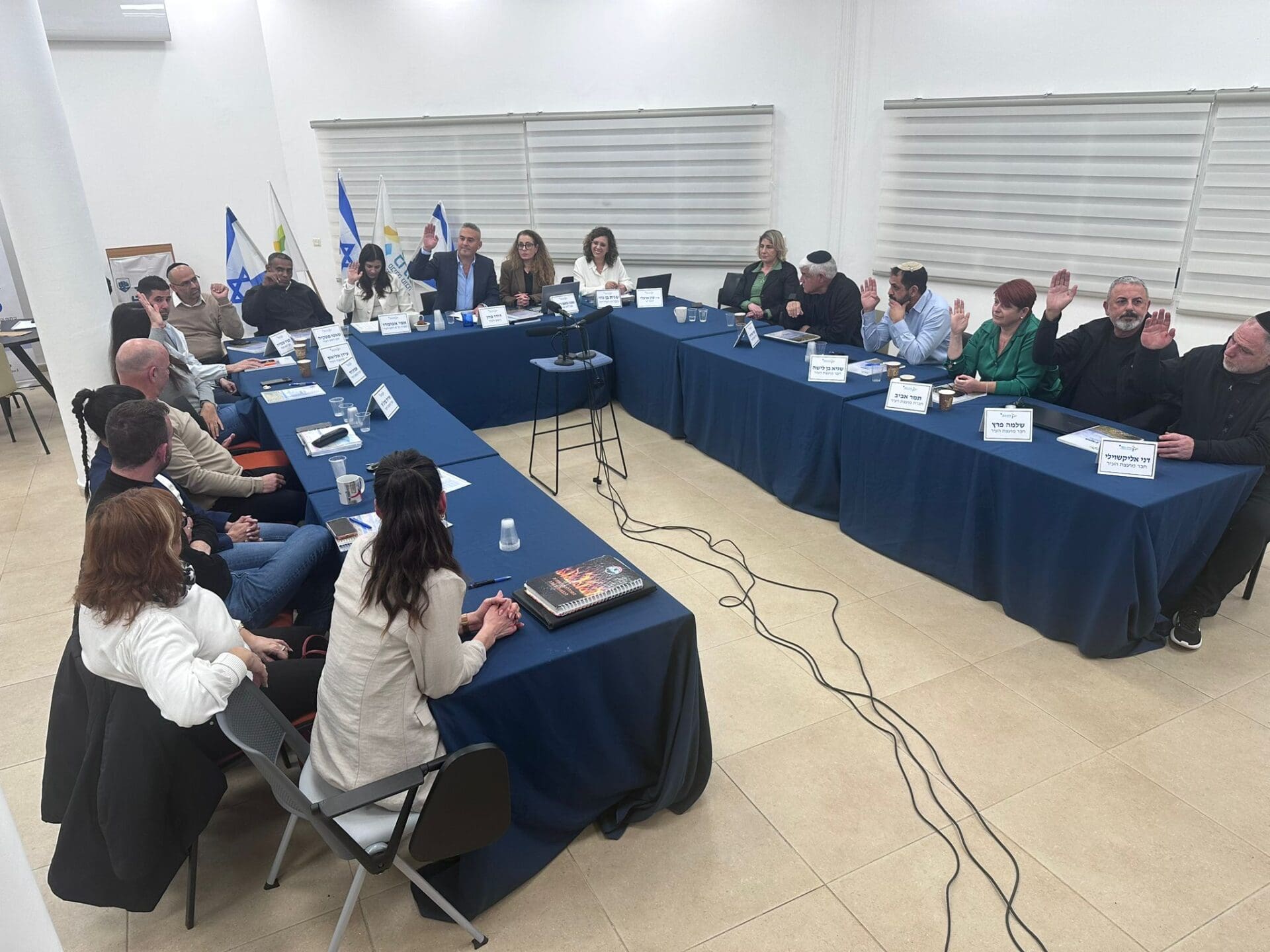 מועצת העיר טירת כרמל באישור תקציב (צילום: עיריית טירת כרמל)