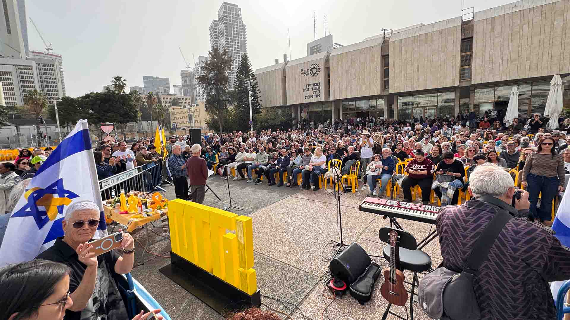 קבלת שבת אחרונה בכיכר החטופים (צילום: ירון כרמי)