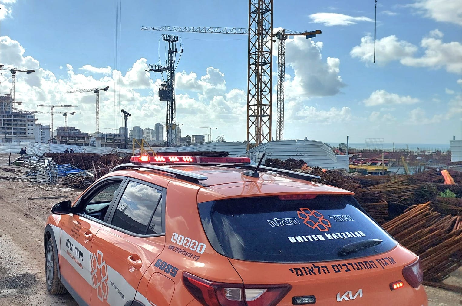 פועל נפל מגובה באתר בניה (צילום: איחוד הצלה)