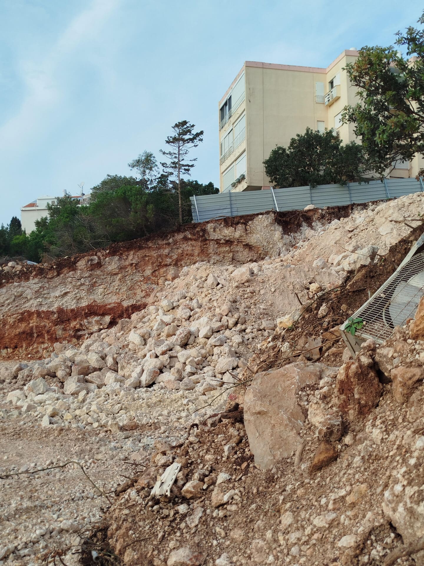 אתר הבנייה ברחוב עובדיה (צילום: חי פה בשטח)