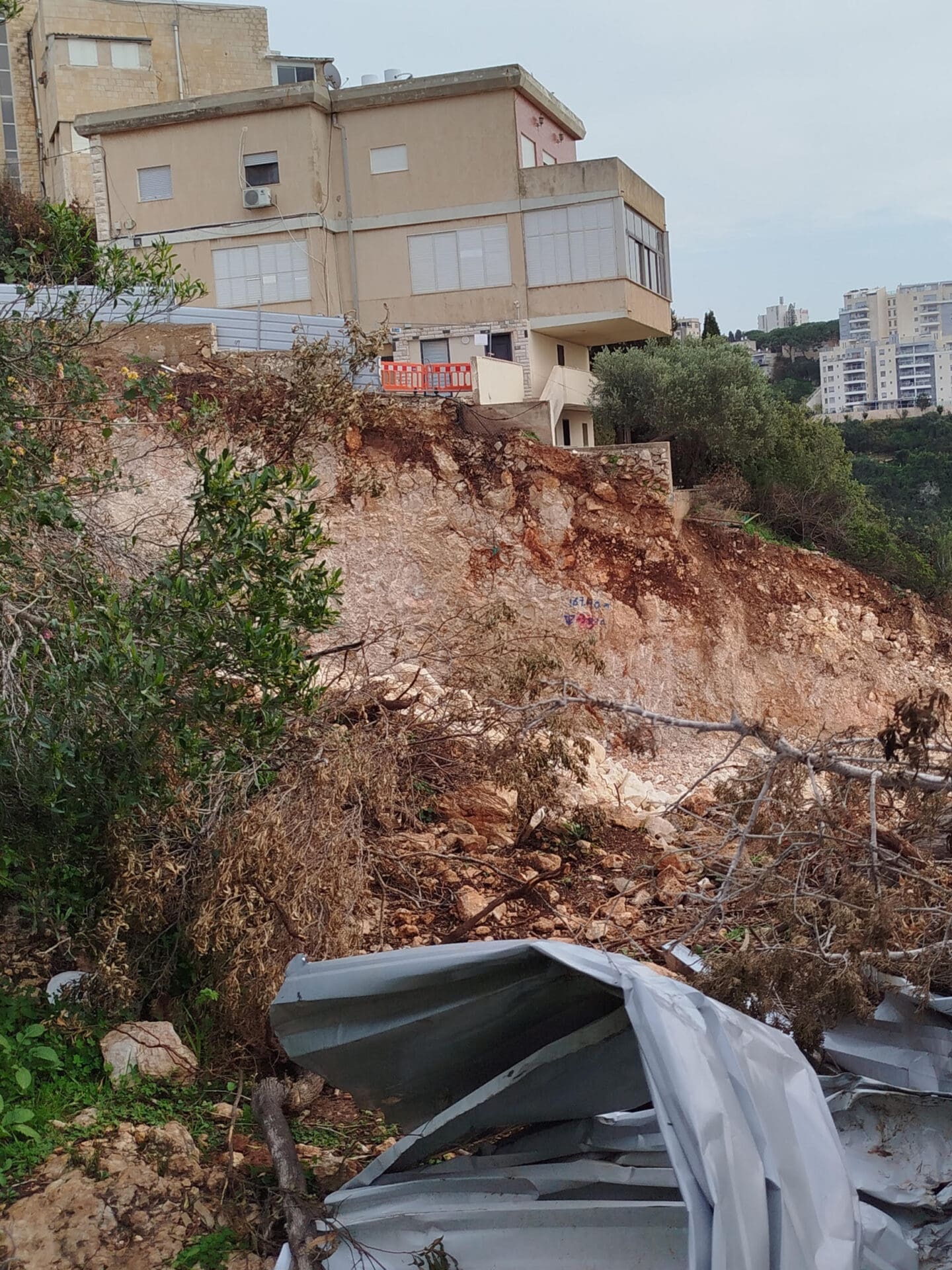אתר הבנייה ברחוב עובדיה (צילום: חי פה בשטח)