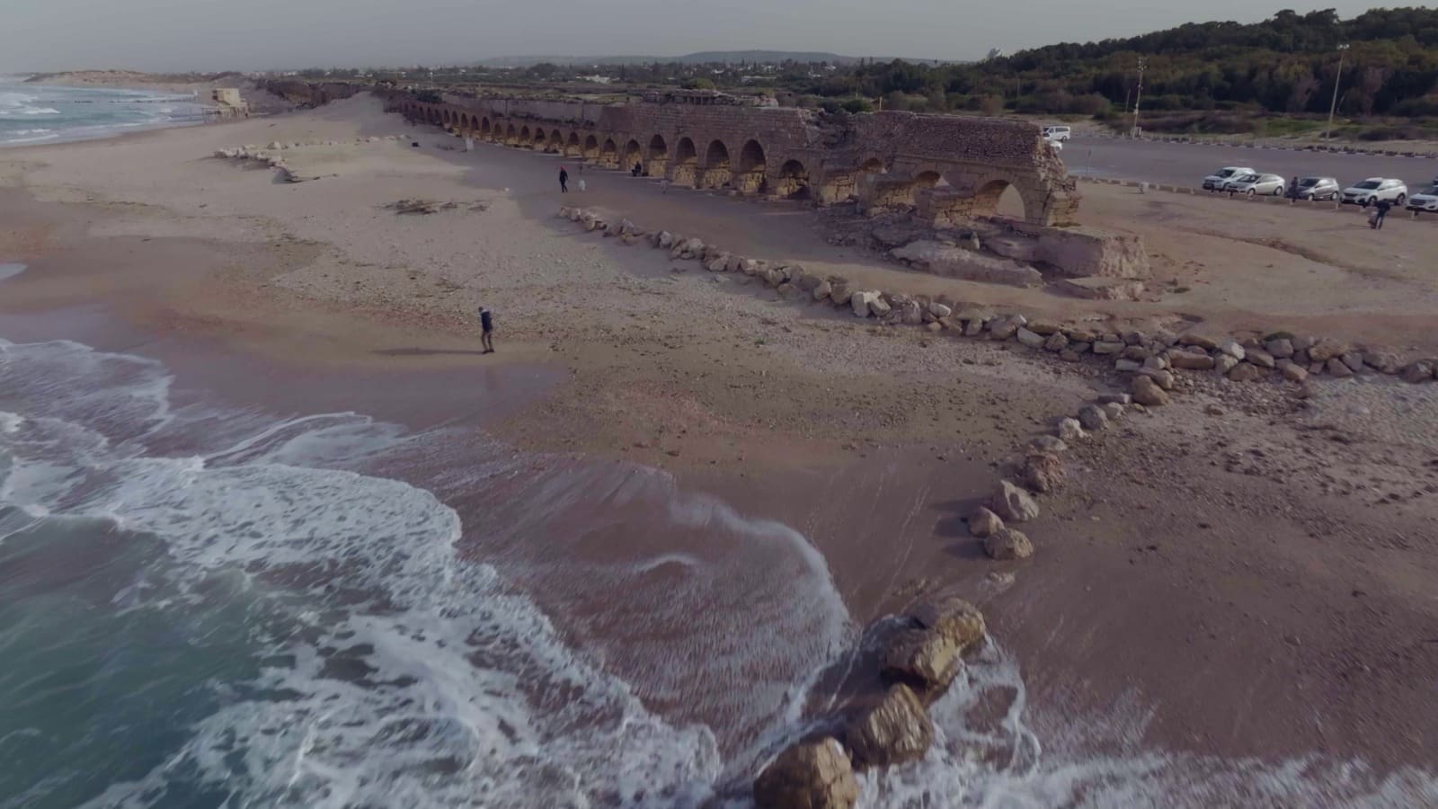 חוף הקשתות בקיסריה (צילום: אמיל אלג'ם, רשות העתיקות)