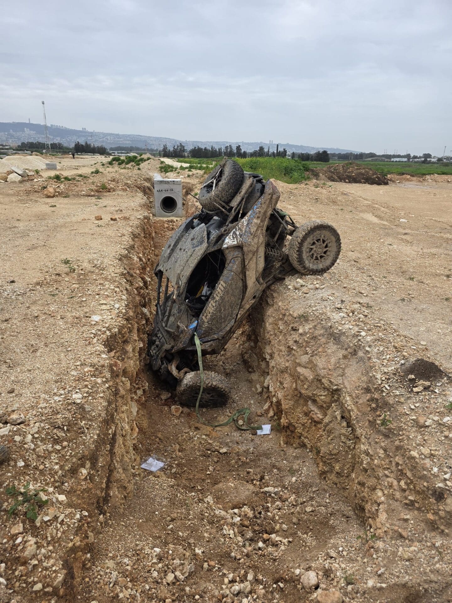 טרקטורון נפל לתעלה (צילום: כבאות והצלה)