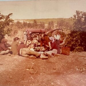 בבית פנינה משקטו – מקום פרדס הפומלות העכשווי, לפני 45 שנה (צילום: אלבום פרטי, משפ' משקטו)