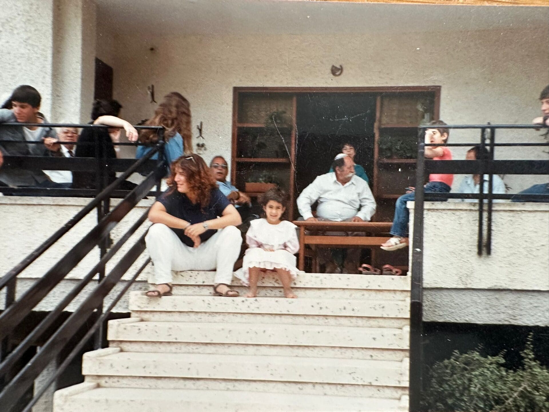 בבית פנינה משקטו - הכניסה לבית משפ' משקטו- הומה ילדים ואושר (צילום: אלבום פרטי, משפ' משקטו)