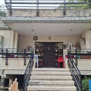 בית פנינה משקטו – הכניסה אל בית משפחת משקטו (צילום: רחלי אורבך)