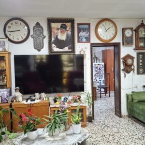 בבית פנינה משקטו – שעונים, חמסה והרבי מליובאוויטש (צילום: רחלי אורבך)