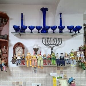 בבית פנינה משקטו – פינה במטבח: פרטי נוי ומזכרות (צילום: רחלי אורבך)