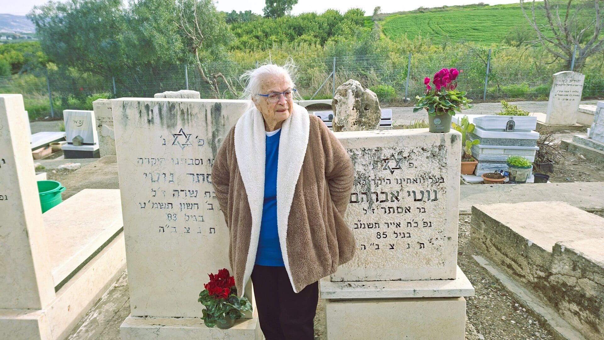 פנינה משקטו - בבית העלמין לצד קבר אימה (צילום: רחלי אורבך)