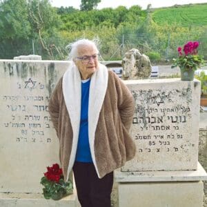 פנינה משקטו – בבית העלמין לצד קבר אימה (צילום: רחלי אורבך)