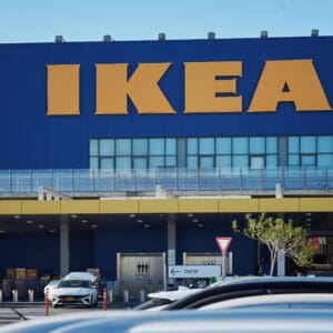 איקאה, IKEA, חנות רהיטים, רשת קמעונאות, מרכז קניות, מבנה מסחרי, שלט גדול, לוגו איקאה, צבע כחול צהוב, כניסה לחנות, חניון, רכבים, תנועה עירונית, אזור תעשייה, אזור מסחרי, ישראל, חיפה, קניות לבית, עיצוב פנים, מחסן רהיטים, מבנה מודרני, חזית בניין, יום בהיר, שמיים כחולים, שילוט הכוונה, יציאה, מעליות, תשתיות קמעונאיות, צרכנות, קניות, מרכז לוגיסטי