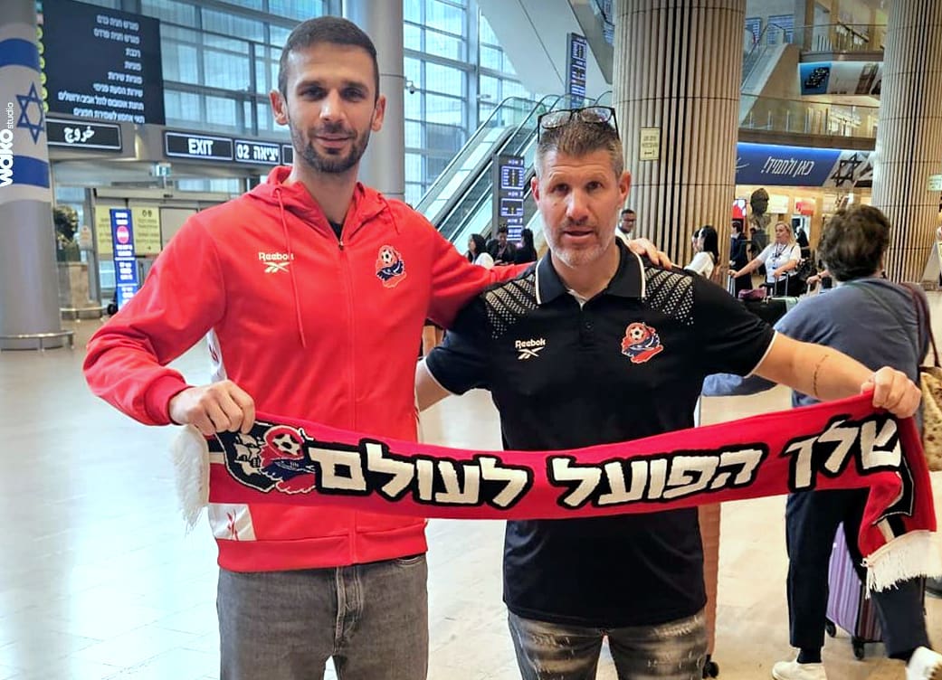משמאל, השחקן החדש ז'ופאריץ' ולצידו סמנכ"ל התפעול של המועדון דודו דותן (צילום: מועדון הכדורגל הפועל חיפה). 