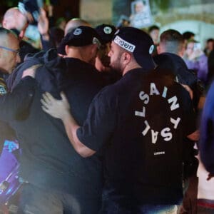 יום השיבוש, מחאה ארצית, שביתה אזרחית, מחאה חברתית, אלימות בחברה הערבית, הפגנה, חיפה, כיכר אונסק"ו, המושבה הגרמנית, משתתפים בהפגנה, שלטי זיכרון, קורבנות אלימות, מודעות ציבורית, מאבק חברתי, סולידריות, קהילה, נשים מפגינות, התכנסות ציבורית, צילום דוקומנטרי, צילום רחוב, אירוע לילה, תאורת רחוב, סרט סגול, אבל ציבורי, כאב, זכויות אזרח, ביטחון אישי, ישראל, קהל, תקשורת חזותית