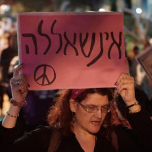 יום השיבוש, מחאה ארצית, שביתה אזרחית, מחאה חברתית, אלימות בחברה הערבית, הפגנה, חיפה, כיכר אונסק"ו, המושבה הגרמנית, משתתפים בהפגנה, שלטי זיכרון, קורבנות אלימות, מודעות ציבורית, מאבק חברתי, סולידריות, קהילה, נשים מפגינות, התכנסות ציבורית, צילום דוקומנטרי, צילום רחוב, אירוע לילה, תאורת רחוב, סרט סגול, אבל ציבורי, כאב, זכויות אזרח, ביטחון אישי, ישראל, קהל, תקשורת חזותית