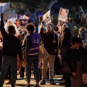 יום השיבוש, מחאה ארצית, שביתה אזרחית, מחאה חברתית, אלימות בחברה הערבית, הפגנה, חיפה, כיכר אונסק"ו, המושבה הגרמנית, משתתפים בהפגנה, שלטי זיכרון, קורבנות אלימות, מודעות ציבורית, מאבק חברתי, סולידריות, קהילה, נשים מפגינות, התכנסות ציבורית, צילום דוקומנטרי, צילום רחוב, אירוע לילה, תאורת רחוב, סרט סגול, אבל ציבורי, כאב, זכויות אזרח, ביטחון אישי, ישראל, קהל, תקשורת חזותית