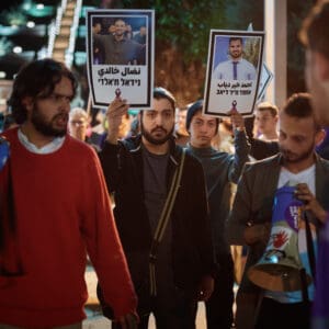 יום השיבוש, מחאה ארצית, שביתה אזרחית, מחאה חברתית, אלימות בחברה הערבית, הפגנה, חיפה, כיכר אונסק"ו, המושבה הגרמנית, משתתפים בהפגנה, שלטי זיכרון, קורבנות אלימות, מודעות ציבורית, מאבק חברתי, סולידריות, קהילה, נשים מפגינות, התכנסות ציבורית, צילום דוקומנטרי, צילום רחוב, אירוע לילה, תאורת רחוב, סרט סגול, אבל ציבורי, כאב, זכויות אזרח, ביטחון אישי, ישראל, קהל, תקשורת חזותית