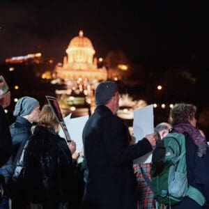יום השיבוש, מחאה ארצית, שביתה אזרחית, מחאה חברתית, אלימות בחברה הערבית, הפגנה, חיפה, כיכר אונסק"ו, המושבה הגרמנית, משתתפים בהפגנה, שלטי זיכרון, קורבנות אלימות, מודעות ציבורית, מאבק חברתי, סולידריות, קהילה, נשים מפגינות, התכנסות ציבורית, צילום דוקומנטרי, צילום רחוב, אירוע לילה, תאורת רחוב, סרט סגול, אבל ציבורי, כאב, זכויות אזרח, ביטחון אישי, ישראל, קהל, תקשורת חזותית