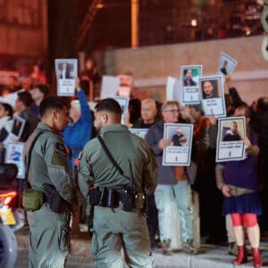 יום השיבוש, מחאה ארצית, שביתה אזרחית, מחאה חברתית, אלימות בחברה הערבית, הפגנה, חיפה, כיכר אונסק"ו, המושבה הגרמנית, משתתפים בהפגנה, שלטי זיכרון, קורבנות אלימות, מודעות ציבורית, מאבק חברתי, סולידריות, קהילה, נשים מפגינות, התכנסות ציבורית, צילום דוקומנטרי, צילום רחוב, אירוע לילה, תאורת רחוב, סרט סגול, אבל ציבורי, כאב, זכויות אזרח, ביטחון אישי, ישראל, קהל, תקשורת חזותית