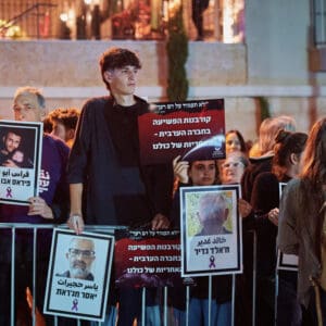 יום השיבוש, מחאה ארצית, שביתה אזרחית, מחאה חברתית, אלימות בחברה הערבית, הפגנה, חיפה, כיכר אונסק"ו, המושבה הגרמנית, משתתפים בהפגנה, שלטי זיכרון, קורבנות אלימות, מודעות ציבורית, מאבק חברתי, סולידריות, קהילה, נשים מפגינות, התכנסות ציבורית, צילום דוקומנטרי, צילום רחוב, אירוע לילה, תאורת רחוב, סרט סגול, אבל ציבורי, כאב, זכויות אזרח, ביטחון אישי, ישראל, קהל, תקשורת חזותית