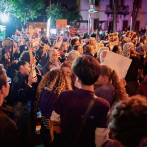 יום השיבוש, מחאה ארצית, שביתה אזרחית, מחאה חברתית, אלימות בחברה הערבית, הפגנה, חיפה, כיכר אונסק"ו, המושבה הגרמנית, משתתפים בהפגנה, שלטי זיכרון, קורבנות אלימות, מודעות ציבורית, מאבק חברתי, סולידריות, קהילה, נשים מפגינות, התכנסות ציבורית, צילום דוקומנטרי, צילום רחוב, אירוע לילה, תאורת רחוב, סרט סגול, אבל ציבורי, כאב, זכויות אזרח, ביטחון אישי, ישראל, קהל, תקשורת חזותית