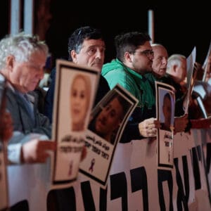 יום השיבוש, מחאה ארצית, שביתה אזרחית, מחאה חברתית, אלימות בחברה הערבית, הפגנה, חיפה, כיכר אונסק"ו, המושבה הגרמנית, משתתפים בהפגנה, שלטי זיכרון, קורבנות אלימות, מודעות ציבורית, מאבק חברתי, סולידריות, קהילה, נשים מפגינות, התכנסות ציבורית, צילום דוקומנטרי, צילום רחוב, אירוע לילה, תאורת רחוב, סרט סגול, אבל ציבורי, כאב, זכויות אזרח, ביטחון אישי, ישראל, קהל, תקשורת חזותית