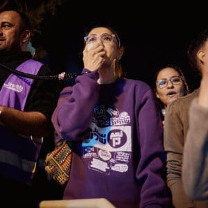 יום השיבוש, מחאה ארצית, שביתה אזרחית, מחאה חברתית, אלימות בחברה הערבית, הפגנה, חיפה, כיכר אונסק"ו, המושבה הגרמנית, משתתפים בהפגנה, שלטי זיכרון, קורבנות אלימות, מודעות ציבורית, מאבק חברתי, סולידריות, קהילה, נשים מפגינות, התכנסות ציבורית, צילום דוקומנטרי, צילום רחוב, אירוע לילה, תאורת רחוב, סרט סגול, אבל ציבורי, כאב, זכויות אזרח, ביטחון אישי, ישראל, קהל, תקשורת חזותית