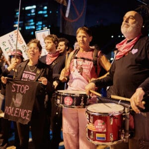 יום השיבוש, מחאה ארצית, שביתה אזרחית, מחאה חברתית, אלימות בחברה הערבית, הפגנה, חיפה, כיכר אונסק"ו, המושבה הגרמנית, משתתפים בהפגנה, שלטי זיכרון, קורבנות אלימות, מודעות ציבורית, מאבק חברתי, סולידריות, קהילה, נשים מפגינות, התכנסות ציבורית, צילום דוקומנטרי, צילום רחוב, אירוע לילה, תאורת רחוב, סרט סגול, אבל ציבורי, כאב, זכויות אזרח, ביטחון אישי, ישראל, קהל, תקשורת חזותית